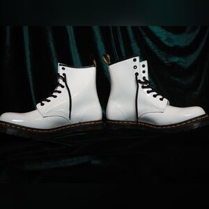 Dr. Martens Women's 1460 W Patent Leather 8Eye Boot